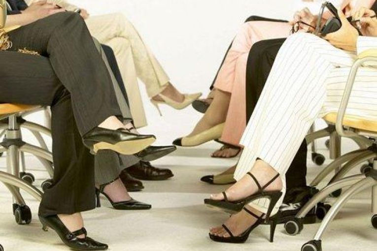 انداختن پاها بر روی هم