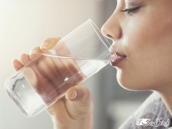 نوشیدن آب برای کنترل چربی پوست