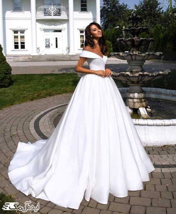 یقه هفت باز و دامن پشت بلند در یک لباس عروس بسیار زیبا و شیک