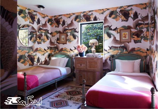 یک اتاق خواب سرگرم کننده با کاغذ دیورای پررنگ