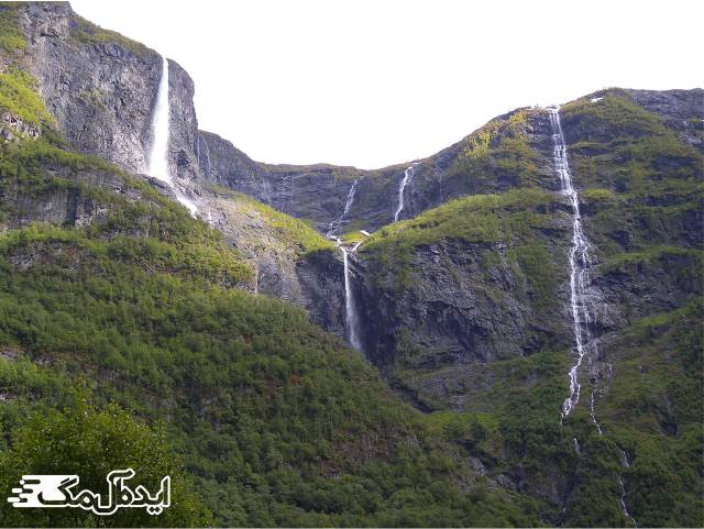 عکس سوم از آبشار Kjelfossen 