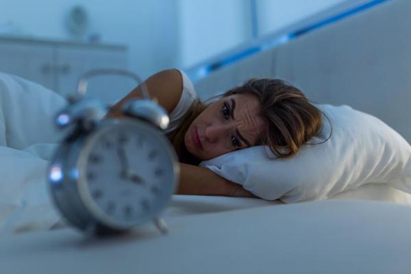 چرا بی خوابی در زنان شایع تر از مردان است