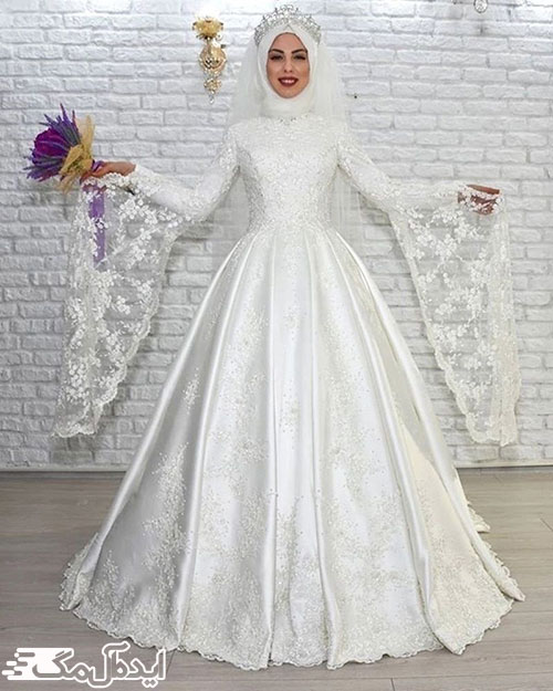 یک نمونه لباس عروس محجبه زیبا با آستین‌های دنباله‌دار