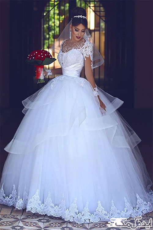 استفاده از تور دانتل حاشیه‌دار برای آستین‌ها و دامن لباس عروس پفی