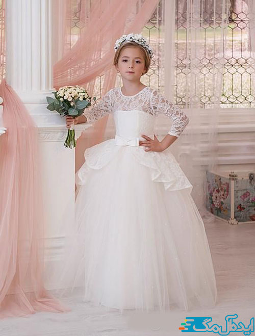 تلفیق تور ساده و طرح‌دار و کمربند پاپیونی در یک لباس عروس کوچک و زیبا