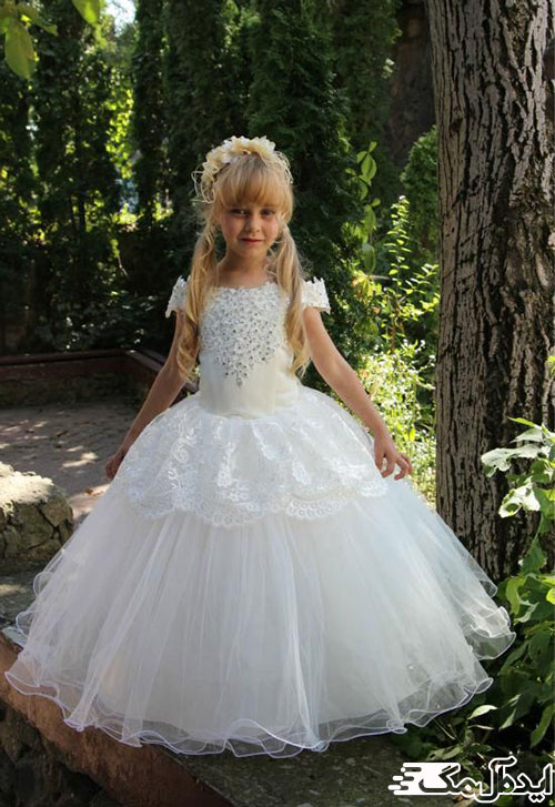 شینیون ساده و زیبای کودکانه در کنار لباس عروس پفی برای بچه‌ها