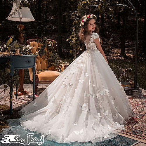 طرح پروانه‌های برجسته روی لباس عروس دنباله‌دار و پرنسسی کودکانه