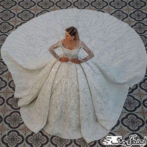 یک نمای زیبا از لباس عروس دنباله‌دار با پارچه شاین‌دار