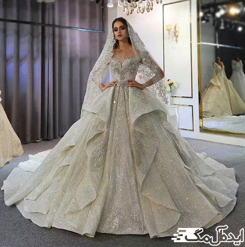 طراحی خاص این دامن با دنباله بلند آن، باعث جذابیت بیشتر این لباس عروس زیبا شده است.