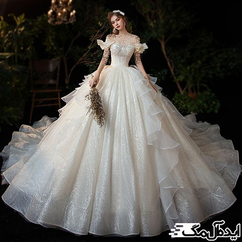 برش‌های آبشاری روی دامن این لباس عروس، زیبایی آن را دو چندان کرده است.