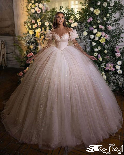 زیبایی و جذابیت بی‌نظیر با طراحی خاص یقه و آستین در لباس عروس‌های پرنسسی