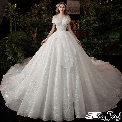 بالاتنه شلوغ با یقه دکلته و تور پر زرق و برق در لباس عروس پرنسسی زیبا