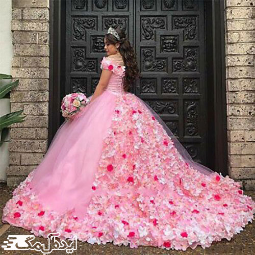 ترکیب زیبای پارچه‌های ساده و گل‌دار صورتی در لباس عروس پرنسسی