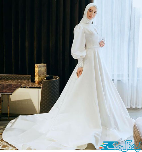 لباس عروس پوشیده دنباله‌دار با آستین‌های پفی