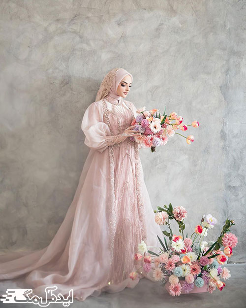 دیزاین هماهنگ و زیبای گل‌ها با رنگ لباس عروس پوشیده