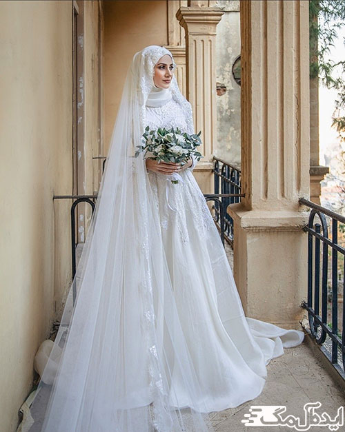 ژستی ساده و جذاب با لباس عروس پوشیده و جذاب