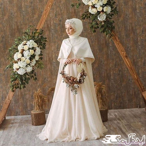 گل‌آرایی زیبا در کنار یک عروس زیبا با لباس پوشیده