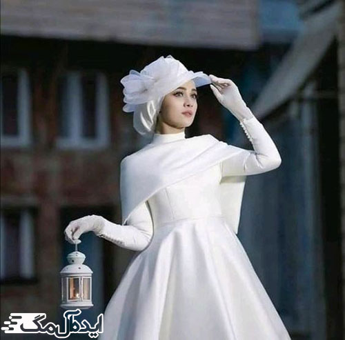 مدلی زیبا از لباس عروس پوشیده با دستکش و کلاه