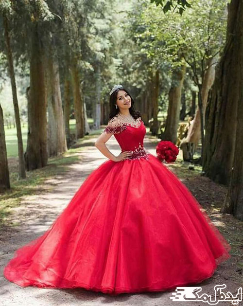 ژست زیبای عروس با لباس قرمز و دسته گل هماهنگ