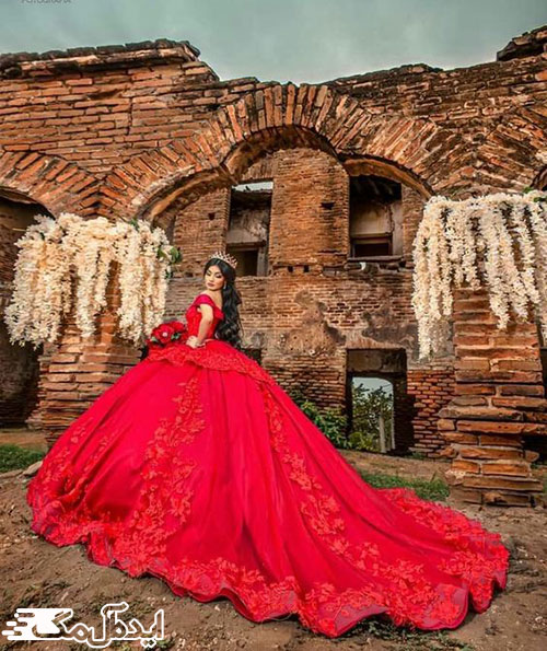لباس زیبای نامزدی و عروسی با دنباله بلند و پارچه قرمز جیغ