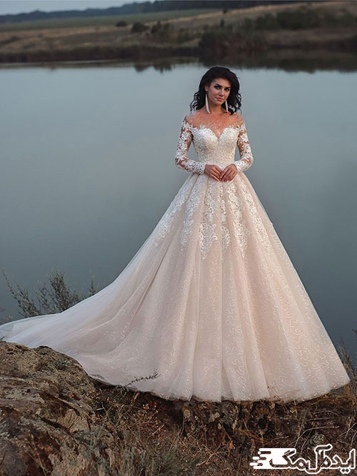 طراحی یقه زیبای دکلته با آستین‌های جذب دانتل و دامن نیمه‌پفی در لباس عروس اروپایی
