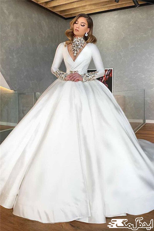 استفاده از پارچه ساتن ساده همراه با تزئین در قسمت مچ و گردن، ایده‌ای نو و جذاب برای لباس عروس‌های 2022