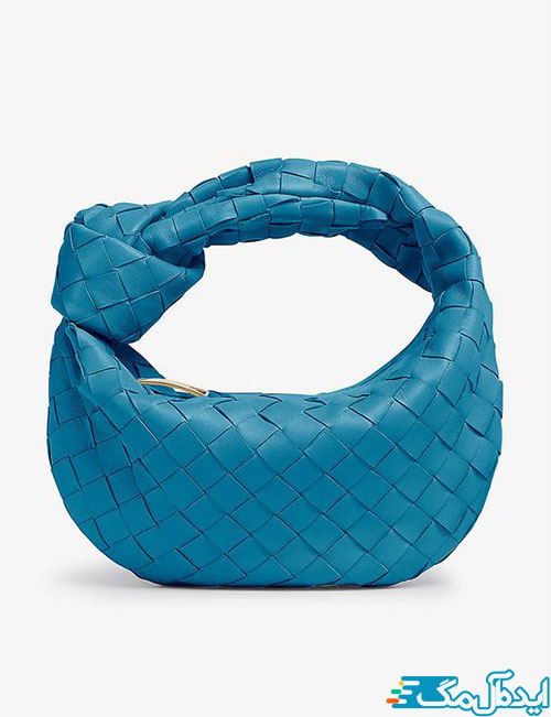 بدنه پوست ماری به رنگ آبی همراه با طراحی خاص دسته کیف