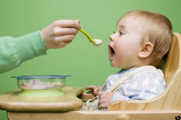 چگونه غذا دادن به کودک را شروع کنیم ؟