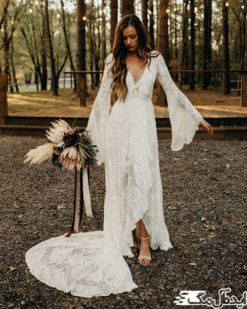 آستین‌های بلند لبه گشاد در ترکیب با مدل چپ و راستی، یک ایده خاص و متفاوت برای لباس روز عروسی