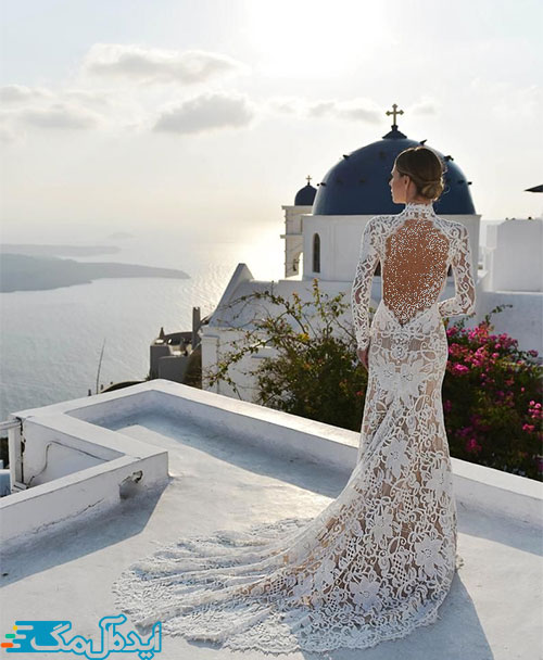 لباس پشت باز عروس با یقه ایستاده و آستین‌های جذب دانتل
