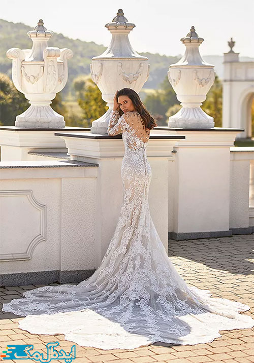 استفاده از حاشیه‌های دالبر دانتل برای دنباله این لباس عروس و برش پشت آن، زیبایی آن را دوچندان کرده است
