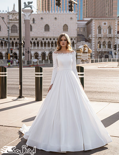 یقه قایقی زیبا و آستین‌های بلند ساده در لباس عروس نیمه پفی