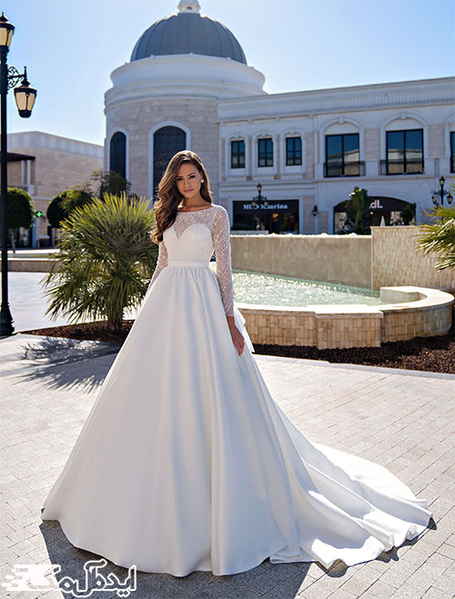 یک مدل ساده و زیبای لباس عروس پوشیده