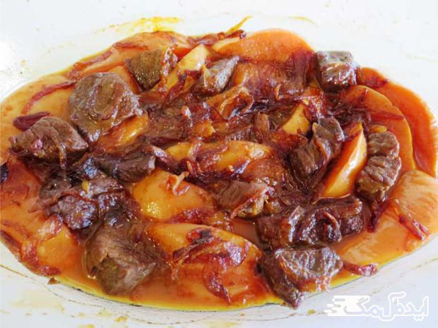 خورشت هلو یکی از انواع همه غذاهای ایرانی 