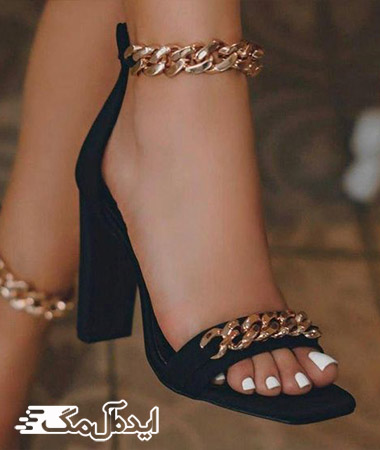 کفش راحتی مجلسی که با زنجیر طلایی تزيین شده