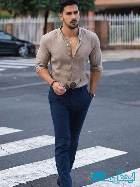 ترکیب شلوار جین مردانه سورمه‌ای با پیراهن خاکی رنگ