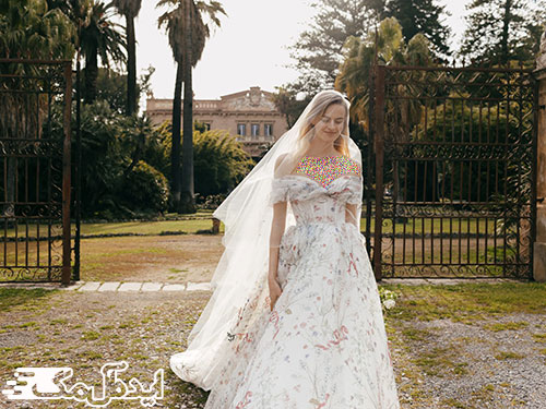لباس عروس گلدار با گل‌های ریز و رنگی و تور ساده بلند؛ انتخابی متفاوت و جسورانه برای سال 2023 