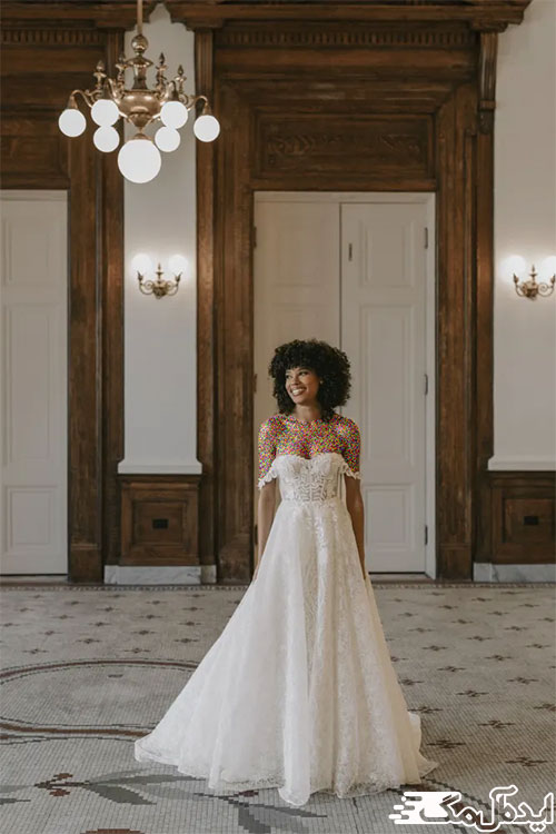 دامن ای لاین شیک و ساده با آستین‌های آف شولدر در یک لباس عروس زیبا