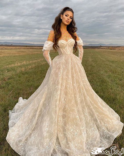 یک مدل شیک از آستین آف شولدر برای لباس عروس 2023