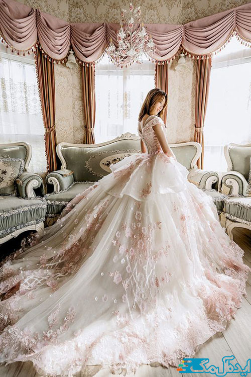 استفاده از پارچه‌های گلدار رنگی در لباس عروس‌های سال جدید