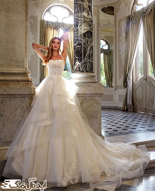 دامن آبشاری و بالاتنه طرح‌دار در لباس عروس 1402