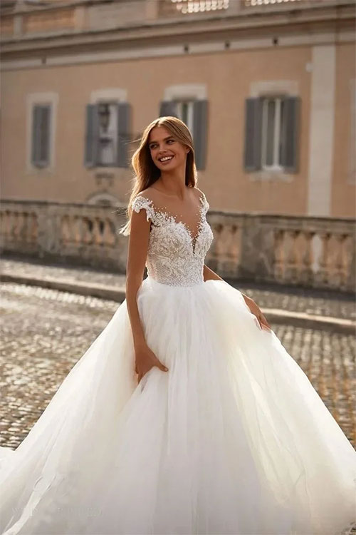 بالاتنه لباس عروس 2023 با تزئینات مروارید‌دوزی زیبا