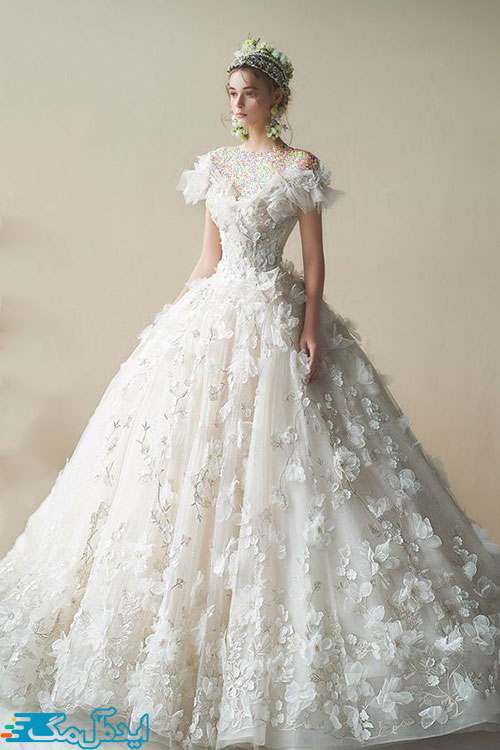 سبک استفاده از تورهای گلدار سه بعدی؛ از مدل‌های محبوب لباس عروس 2023