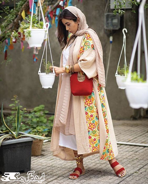 ست کردن زیبای کیف و کفش زنانه با مانتوی سنتی شاد