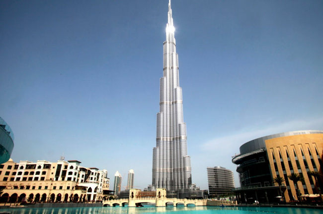 برج خلیفه دبی با ۸۲۸ متر ارتفاع