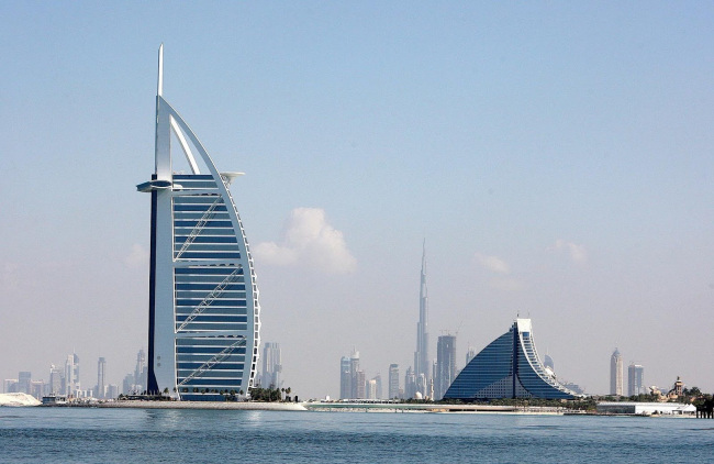 بلندترین زمین تنیس دنیا و سکوی فرود هواپیما در بالای برج العرب دبی