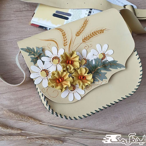 نمونه‌ای از یک مدل کیف زنانه با طراحی گل‌های برجسته