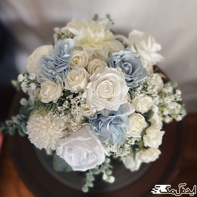 دسته گل گرد عروس با ترکیب رنگ سفید و آبی مات