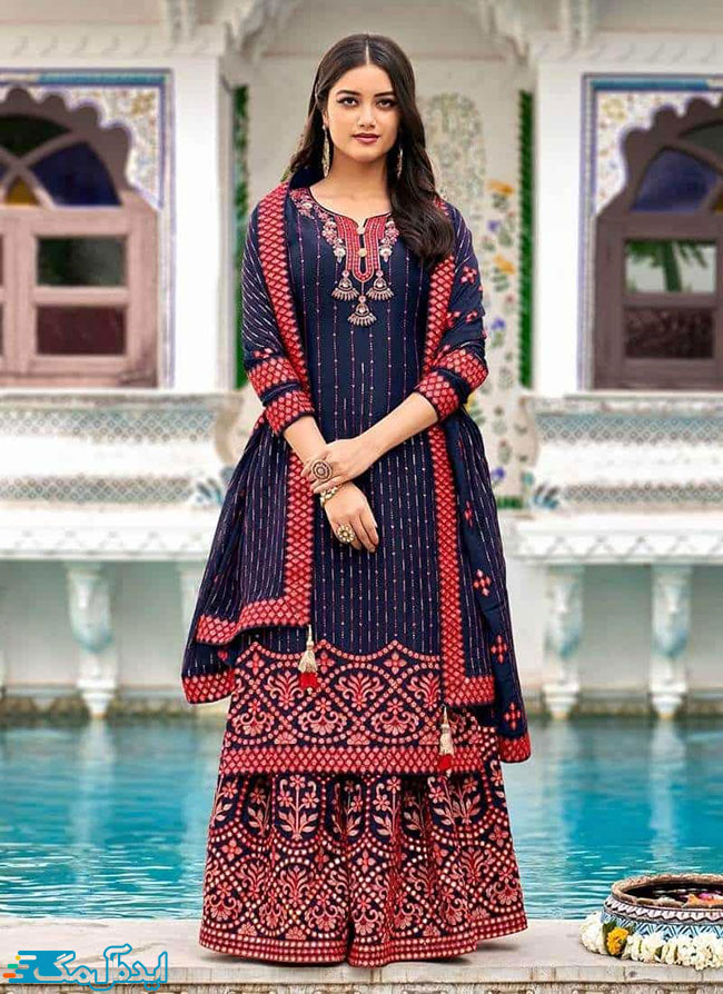 لباس پنجابی شیک و نسبتا ساده با زمینه اصلی سورمه‌ای و حاشیه‌ها و طرح‌های قرمز؛ انتخاب مناسب برای بانوان شیک‌پوش