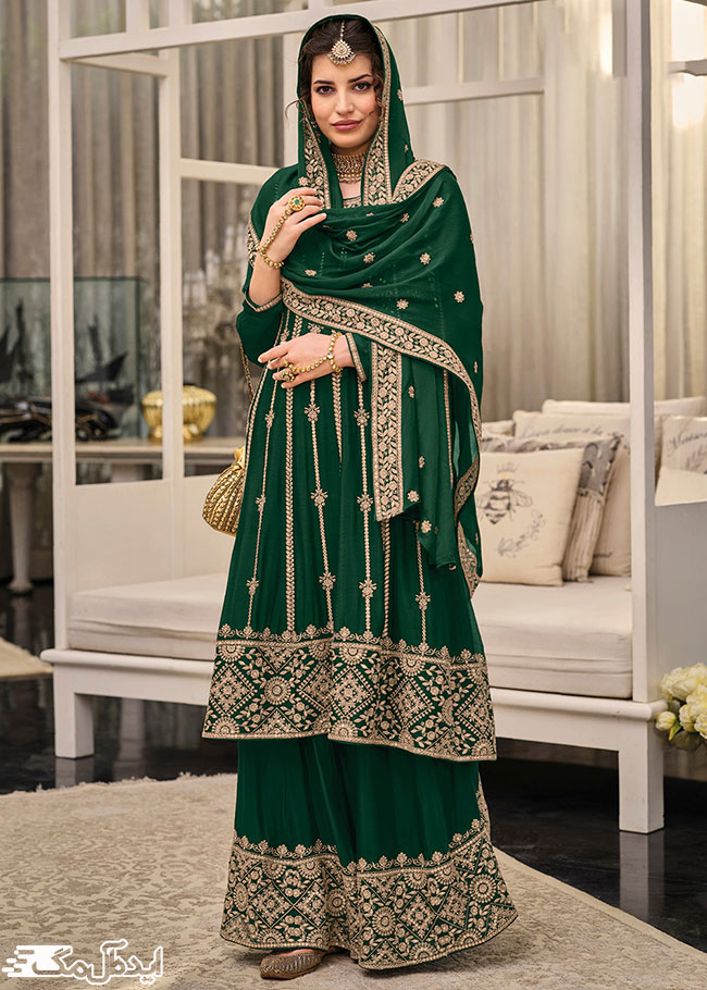 مدلی از لباس‌های پنجابی با دامن گرد، شال و پیراهن حاشیه‌دار